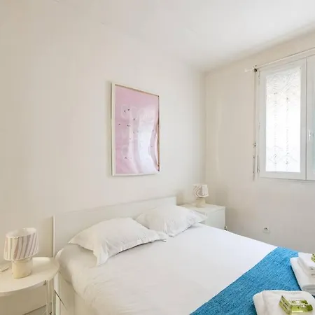 1 Bedroom In Montmartre Neighborhood. Ideal Location 1 Min To Metro Appartamento Parigi