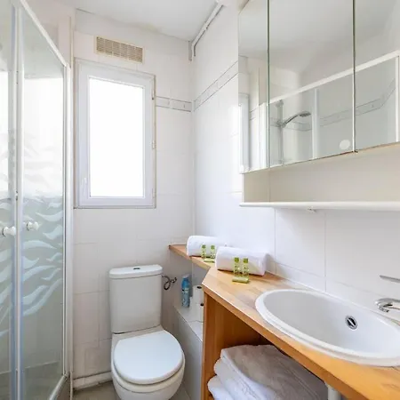 1 Bedroom In Montmartre Neighborhood. Ideal Location 1 Min To Metro