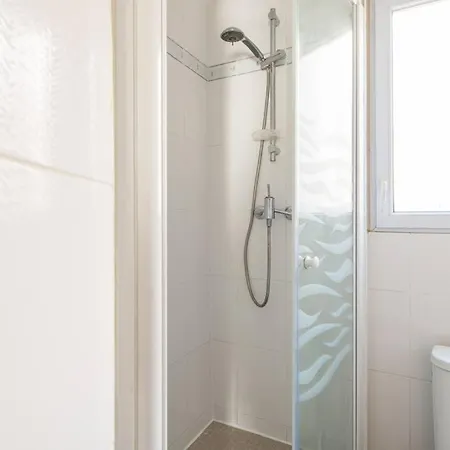 1 Bedroom In Montmartre Neighborhood. Ideal Location 1 Min To Metro Appartamento *