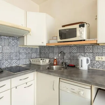 1 Bedroom In Montmartre Neighborhood. Ideal Location 1 Min To Metro * Parigi