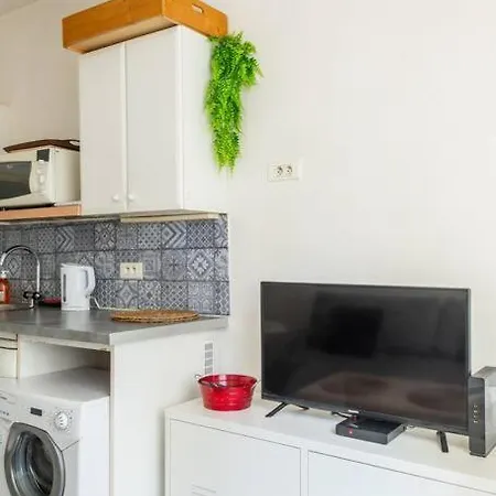 1 Bedroom In Montmartre Neighborhood. Ideal Location 1 Min To Metro * Parigi