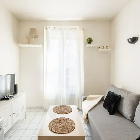 1 Bedroom In Montmartre Neighborhood. Ideal Location 1 Min To Metro Appartamento Parigi