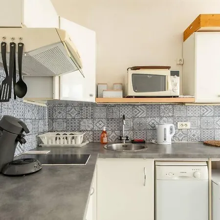 1 Bedroom In Montmartre Neighborhood. Ideal Location 1 Min To Metro *