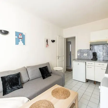 1 Bedroom In Montmartre Neighborhood. Ideal Location 1 Min To Metro Parigi